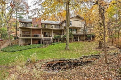 833 Sherry Dr, Valley Cottage, NY 10989-2203