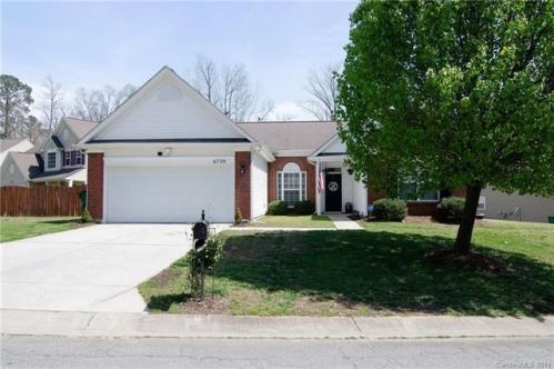 6729 Chieftain Dr, Charlotte, NC 28216-5804