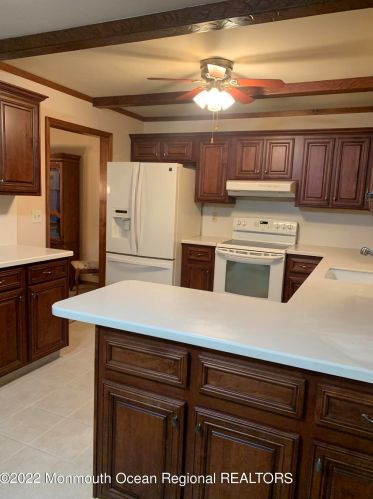 573 Davids Ct, Lakewood, NJ 08701-5885