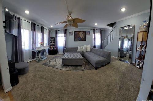 12 Jamaica Ave, Wheatley Heights NY  11798-3026 exterior