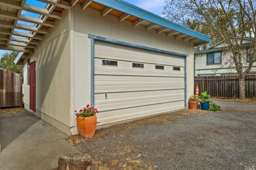 1233 Gloria Dr, Santa Rosa CA 95407-7483 exterior