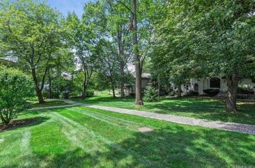 14 Somerset Dr, Airmont, NY 10901-6966
