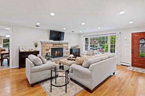 96 Vanderbilt Blvd, Oakdale NY  11769-2033 exterior