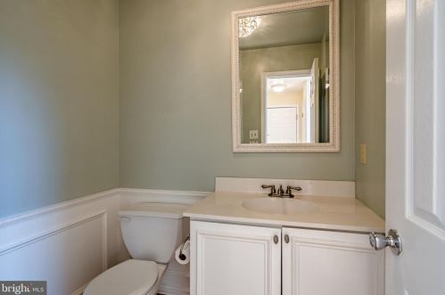 1042 Charter Oaks Dr, Lansdale PA exterior