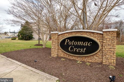 19237 Potomac Crest Dr, Triangle, VA 22172-2326
