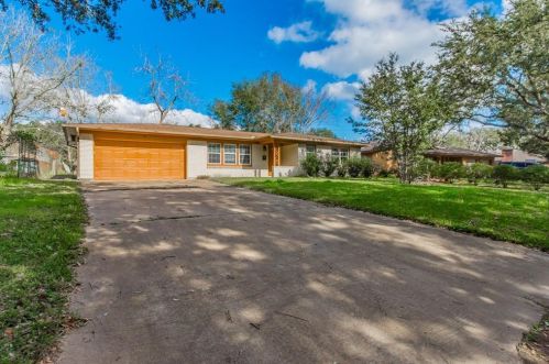 108 Oakridge Dr, Hitchcock, TX 77563-1853