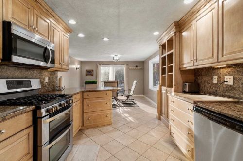 8 Kipford Way, Nashua NH 03063-1504 exterior