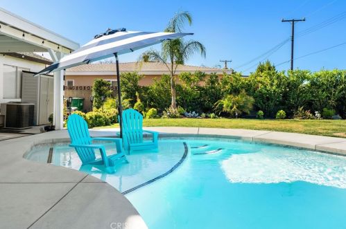 21051 Kingscrest Dr, Santa Clarita CA  91350-1990 exterior