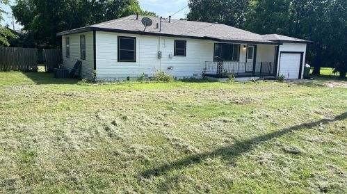 300 Sherman St, Tioga, TX 76271-2583
