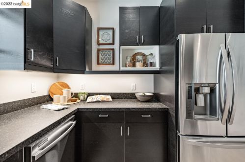 737 61st St, Oakland CA  94609-1207 exterior