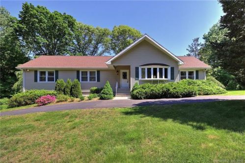 31 Oakridge Rd, Bridgeport, CT 06611-5212