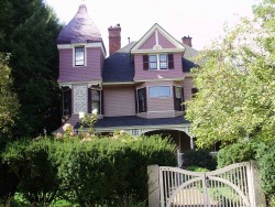 73 Grove St, Newton, MA 02466-2316