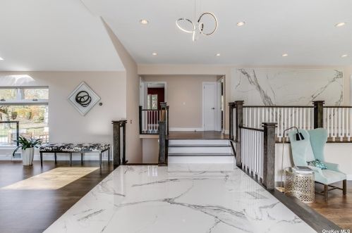 2 Blue Sea Ln, Great Neck NY  11024-1504 exterior