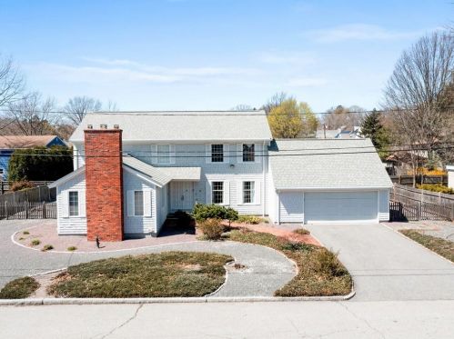 81 Faunce Dr, Providence, RI 02906-4805