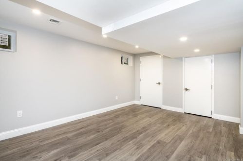 73 Rolling Way, New Rochelle NY  10804-2405 exterior