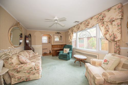 541 Brooklyn Blvd, Brightwaters, NY 11718-1028