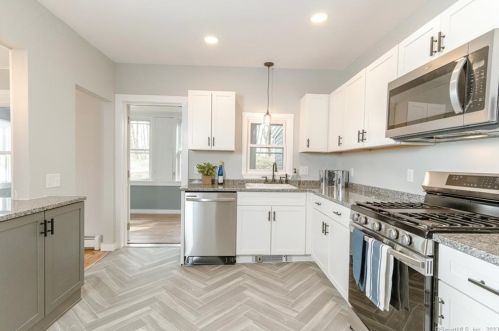 18 Leyden St, Putnam CT  06260-1718 exterior