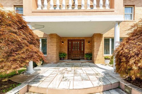 18 Linden Ln, Westbury NY  11568-1610 exterior