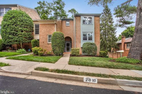 2010 Hopewood Dr, Falls Church, VA 22043-1836