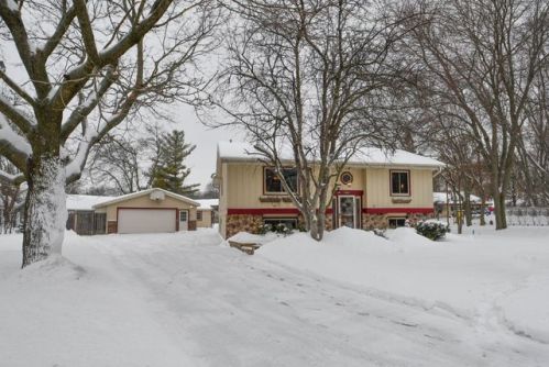 163 Poplar Ct, Chenequa, WI 53029-1310