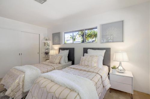 1558 Edgewood Dr, Palo Alto CA  94303-2819 exterior