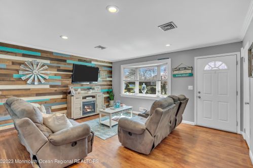 101 Suburban Rd, Bricktown, NJ 08724-3822