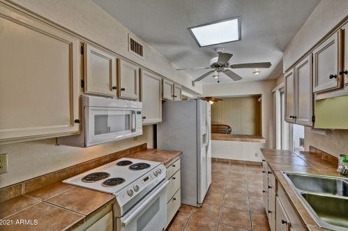 10541 Palmeras Dr, Sun City, AZ 85373-1939