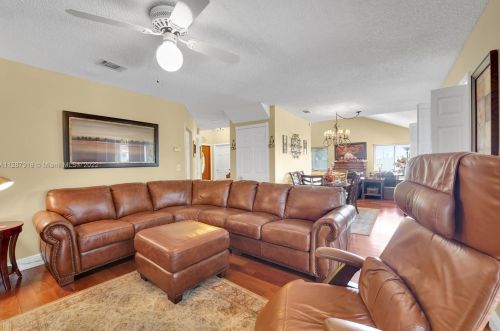 18126 61st Pl, Hialeah FL  33015-5601 exterior