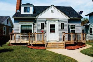 864 15th St, Manitowoc, WI 54220-3160