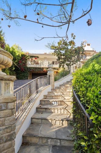 330 Mountain Dr, Santa Barbara, CA 93103-1763