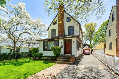 24 Oakley Pl, Great Neck, NY 11020-1014