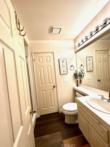 23037 Weymouth Pl, Santa Clarita CA  91354-2040 exterior