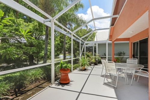 231 Canterbury Dr, West Palm Beach FL  33418-7178 exterior