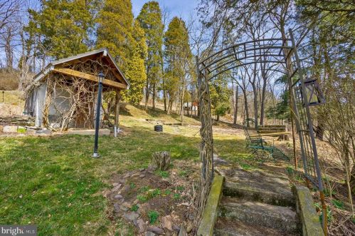 2695 Hemlock Dr, Palmerton PA  18071-9408 exterior