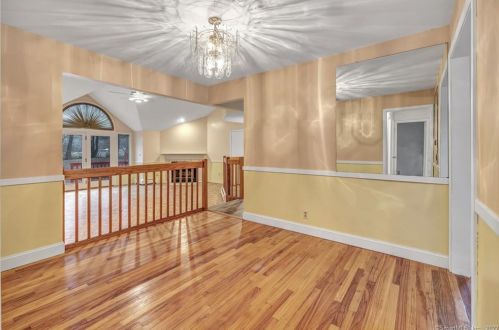 21 Lake Rd, Woodbury CT  06798-2326 exterior
