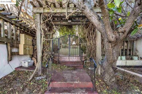 966 Bayview Ave, Oakland CA  94610-4066 exterior