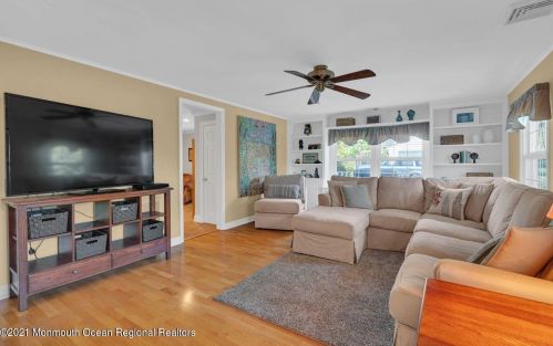 33 Pelican Rd, Middletown NJ  07748-3237 exterior