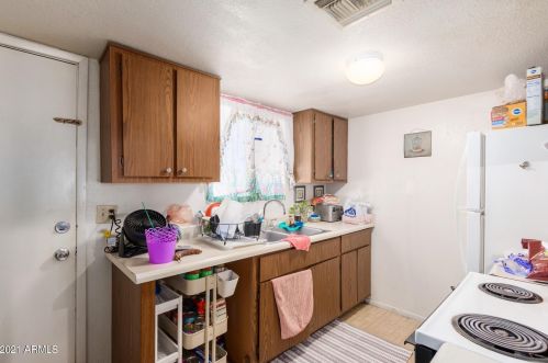 1102 Cheryl Dr, Phoenix AZ 85028-4436 exterior