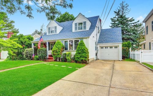 1609 Broadway, New Hyde Park, NY 11040-4309