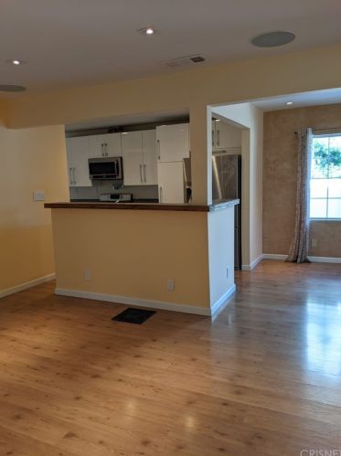 17647 Calvert St, Van Nuys CA  91316-1217 exterior