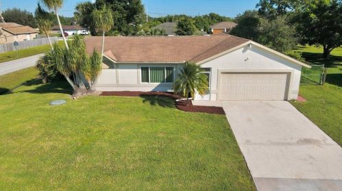 1085 Canary Ter, Fort Pierce FL  34953-1818 exterior
