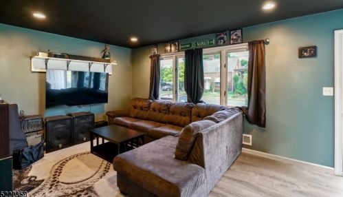 906 Lincoln Ave, Manville NJ  08835-2458 exterior