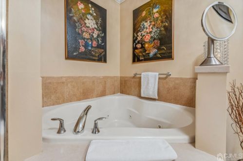 111 Regency Pl, Woodbridge NJ  07095-1030 exterior