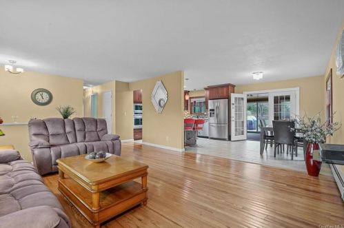 16 Vorndran Dr, New Hamburg, NY 12590-4517
