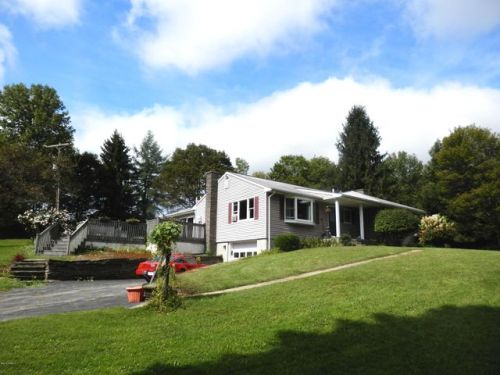 3105 Creamton Dr, Lake Como, PA 18437-3928