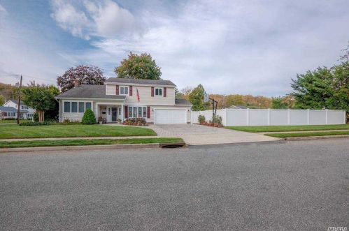 84 Peachtree Dr, Muttontown, NY 11732-1119