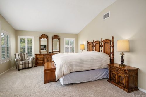 490 Tree Hollow Ct, Simi Valley CA  93065-7311 exterior