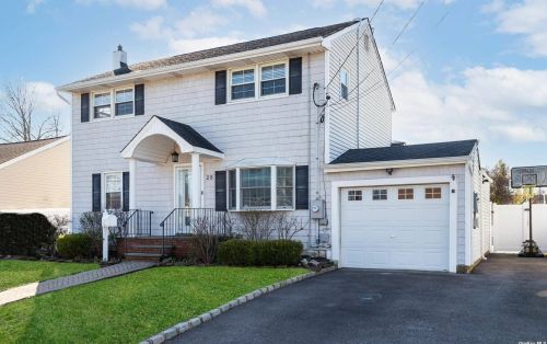 28 Leibrock Ave, North Lindenhurst, NY 11757-1824