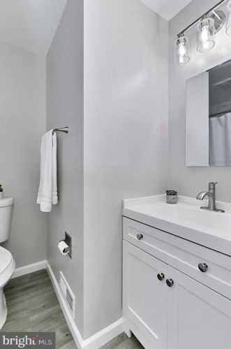 6401 Limerick Ct, Springfield VA  22152-1944 exterior