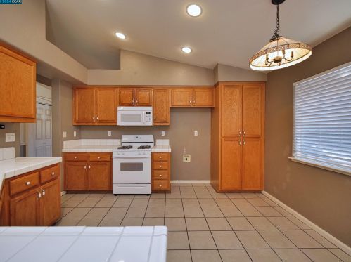 1062 Schadeck St, Manteca CA  95336-5956 exterior